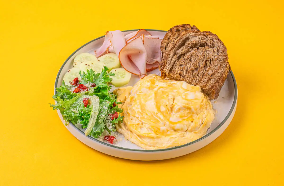 Омлет Торнадо с пастрами из индейки