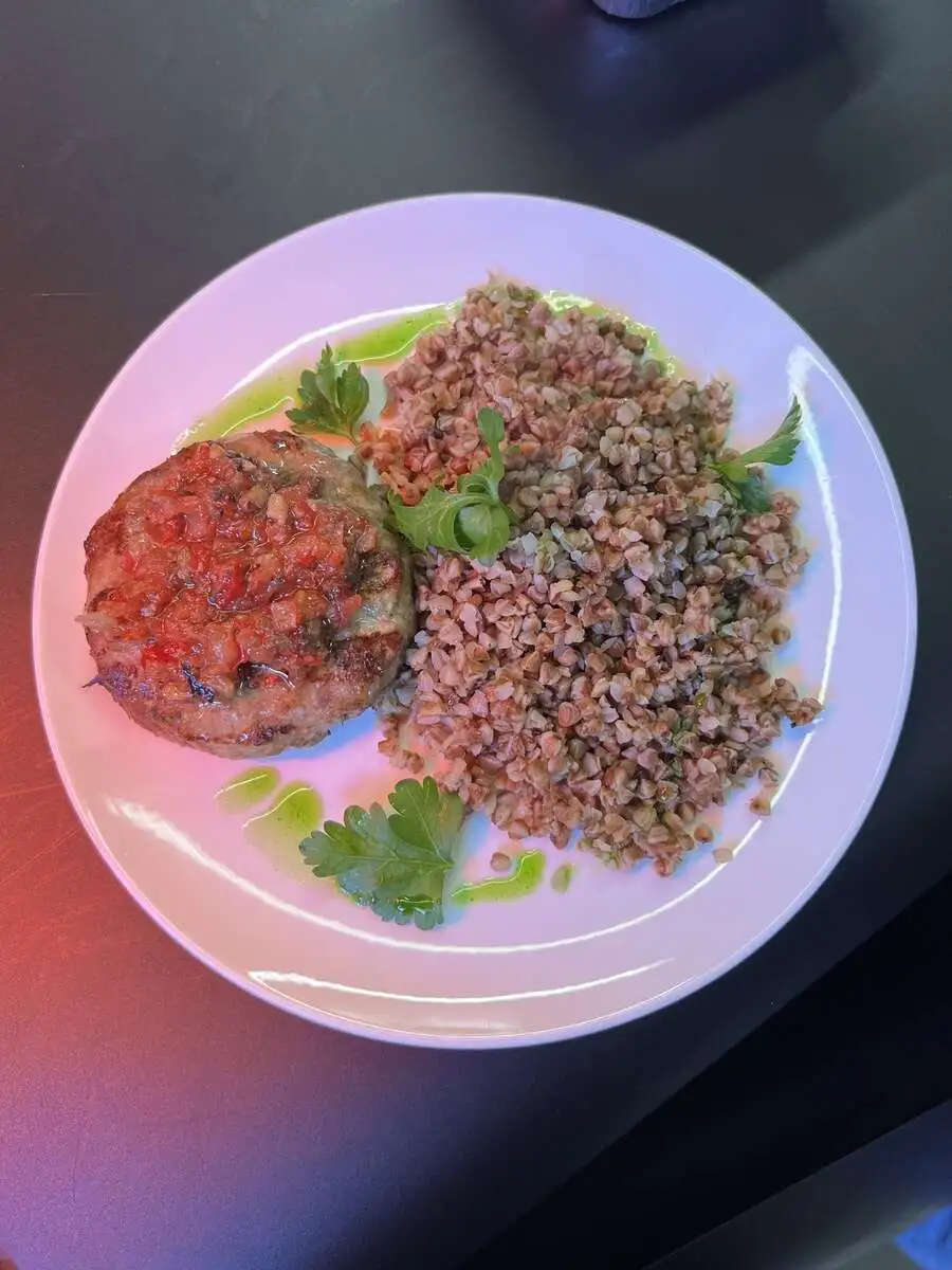 БЛ Плескавица с гречкой