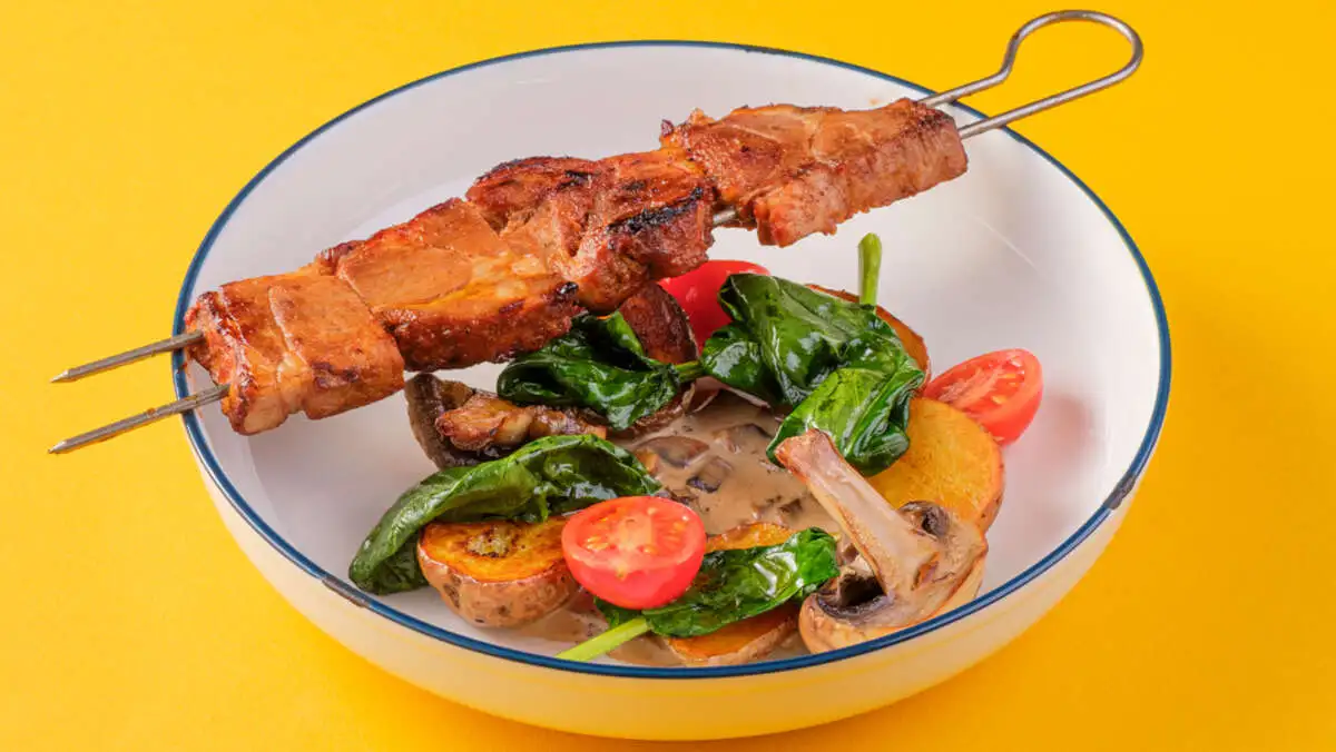 Свиная шея с жареными овощами