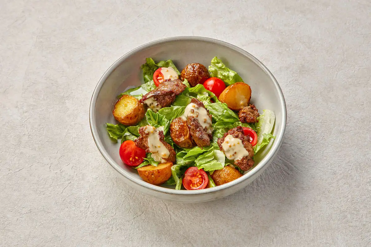 Салат с куриной печенью и яйцом пашот