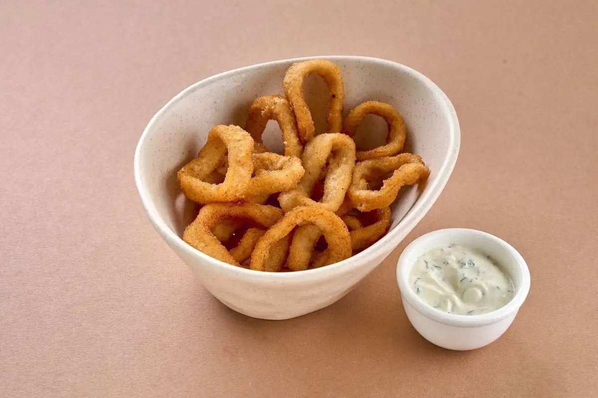 Кольца кальмаров с соусом тар-тар