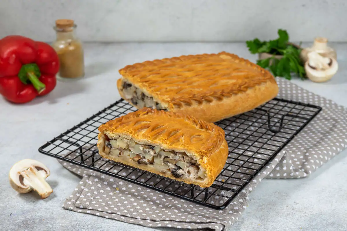 Кусок пирога с индейкой и грибами