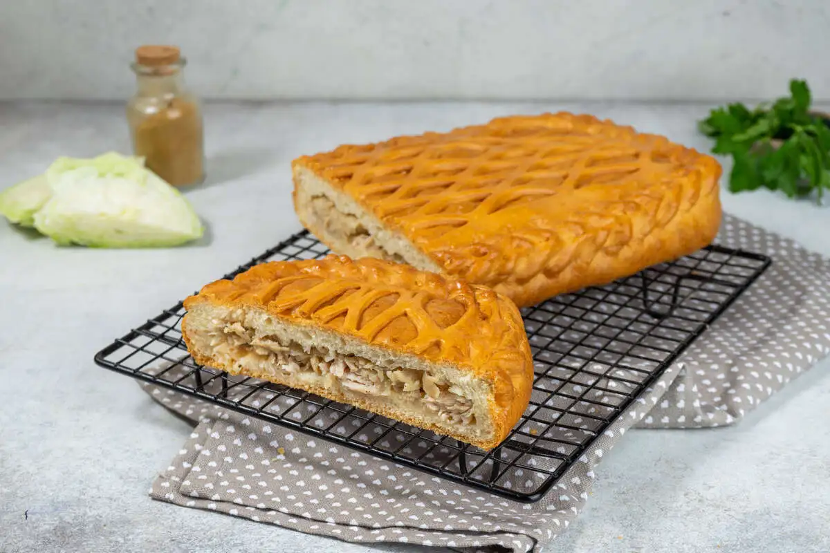 Кусок пирога с индейкой и капустой