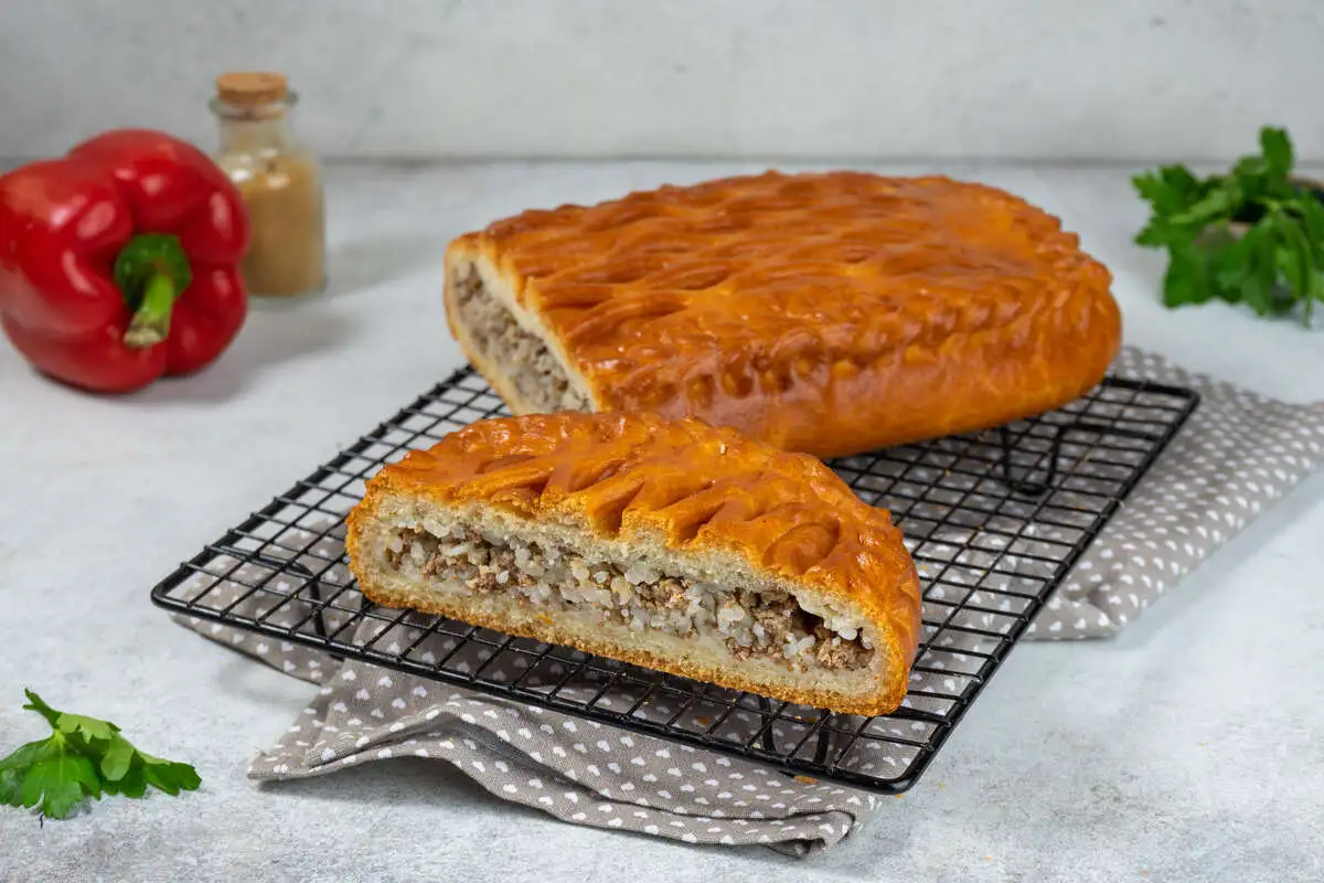 Кусок пирога с мясом и рисом