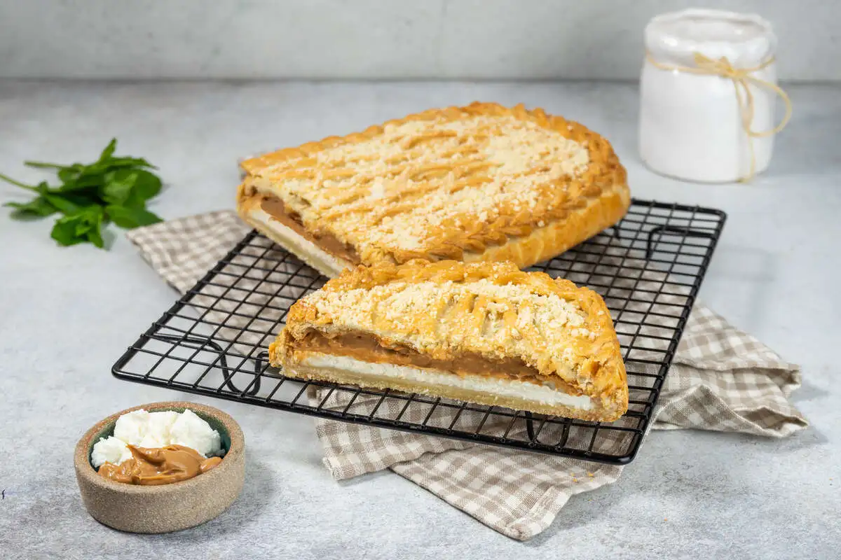 Кусок пирога с творогом и карамелью