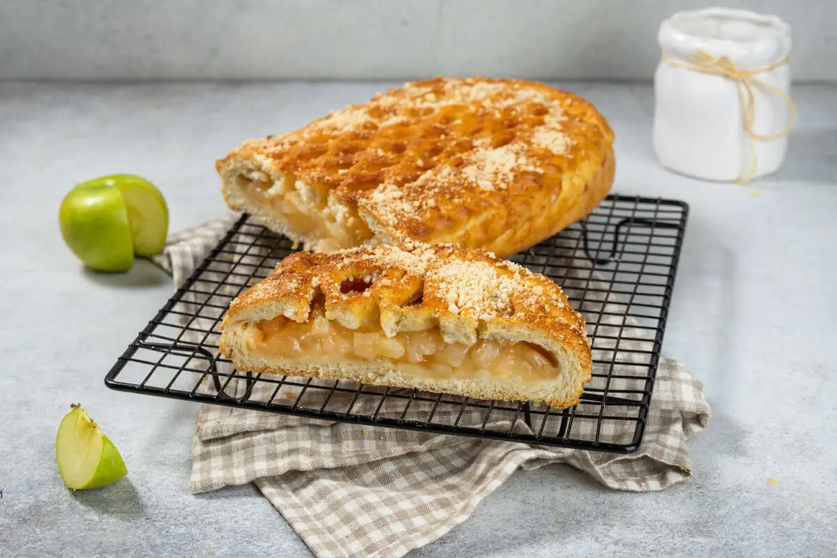 Кусок пирога с яблоками