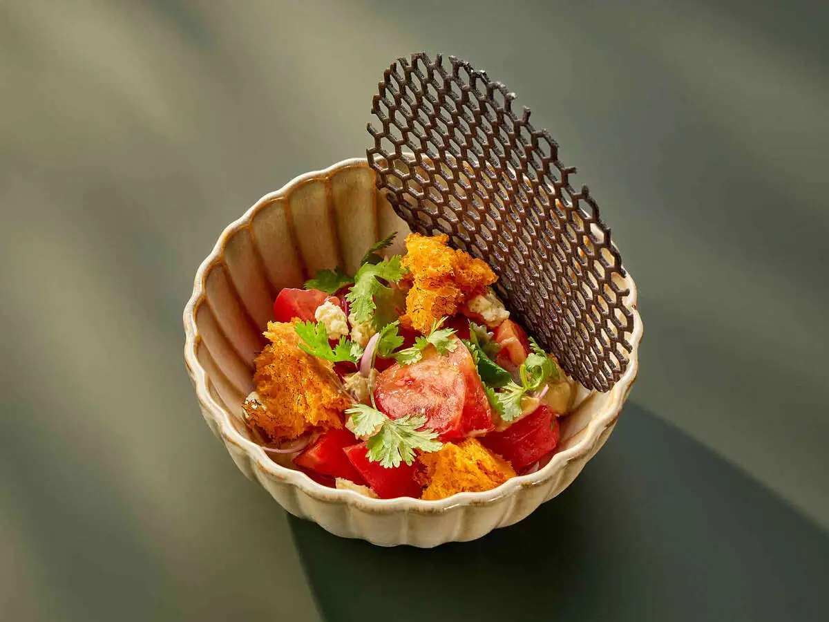 Грузинский салат с томатами и молодыми сырами