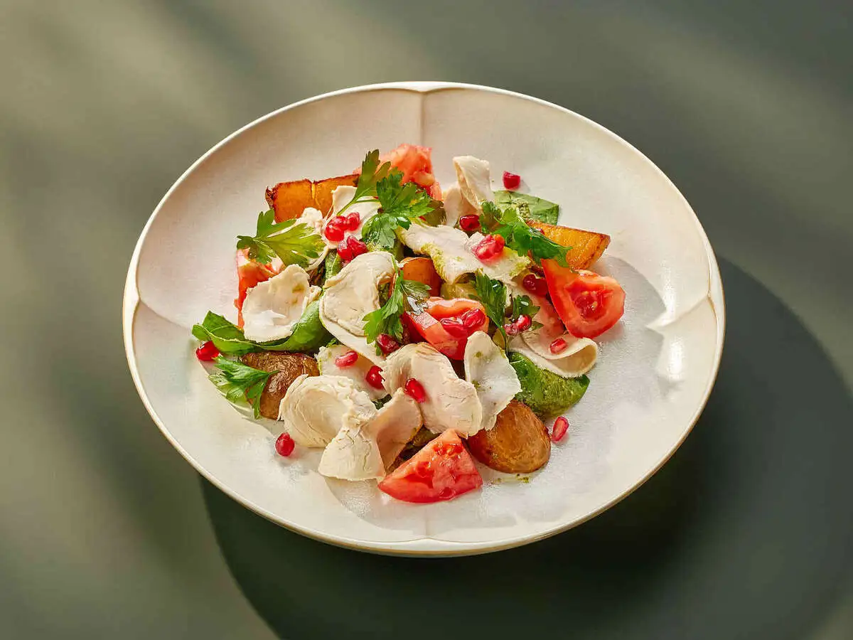 Салат с индейкой в соусе из базилика