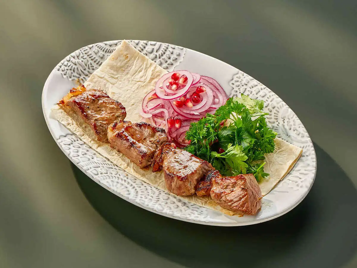 Шашлык из баранины с кизиловым кетчупом