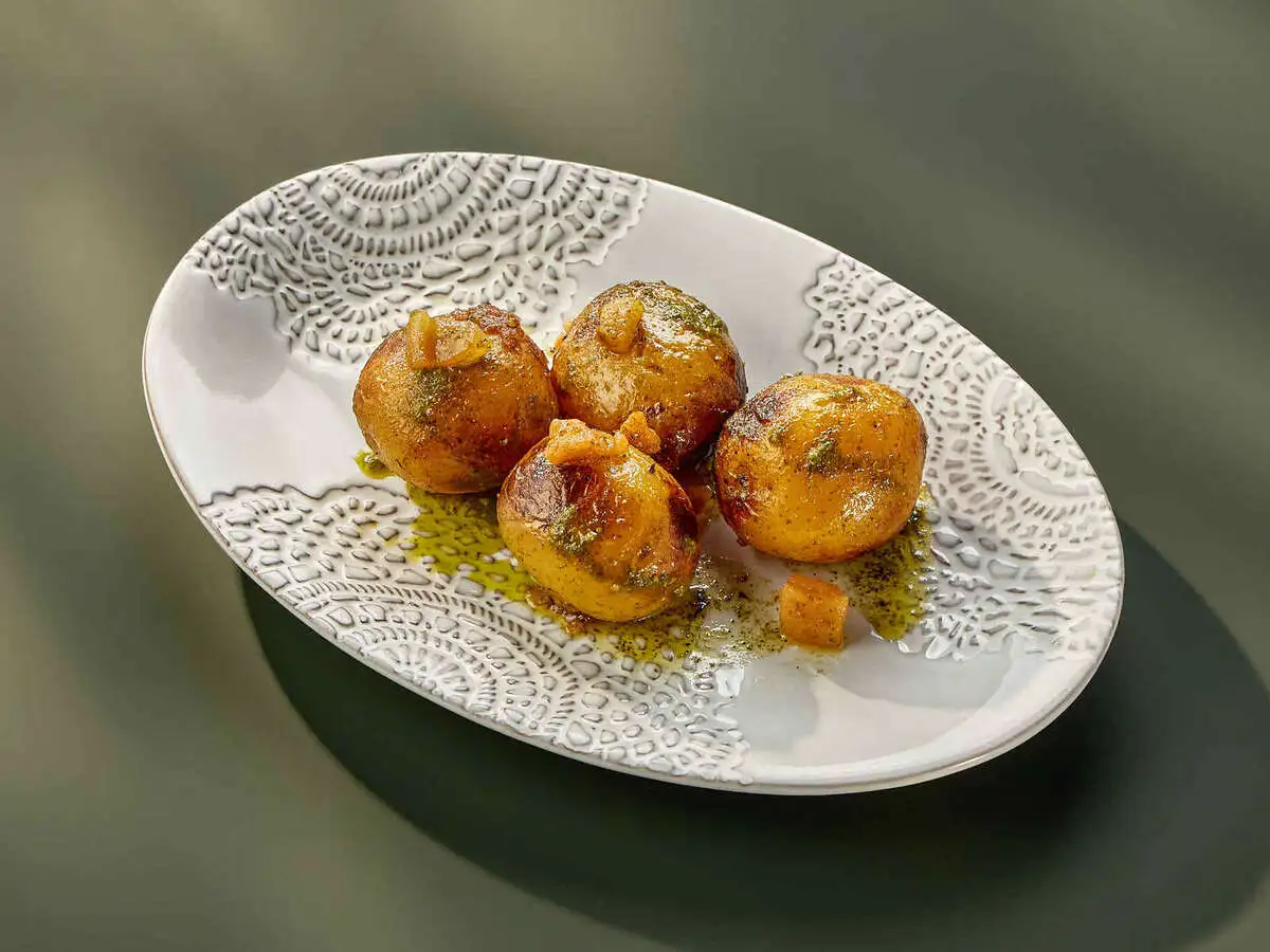 Обугленный картофель на углях