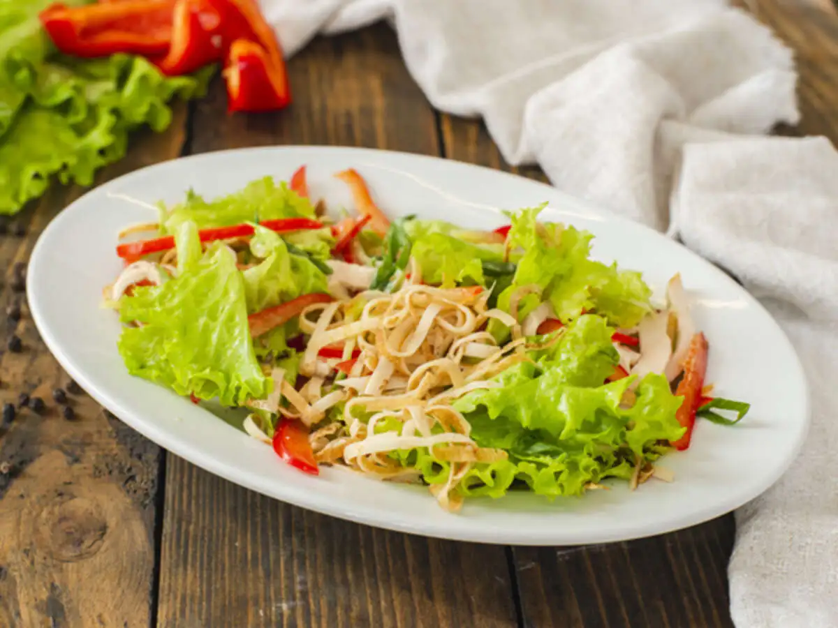 Салат с копчёной курицей и яичными блинчиками