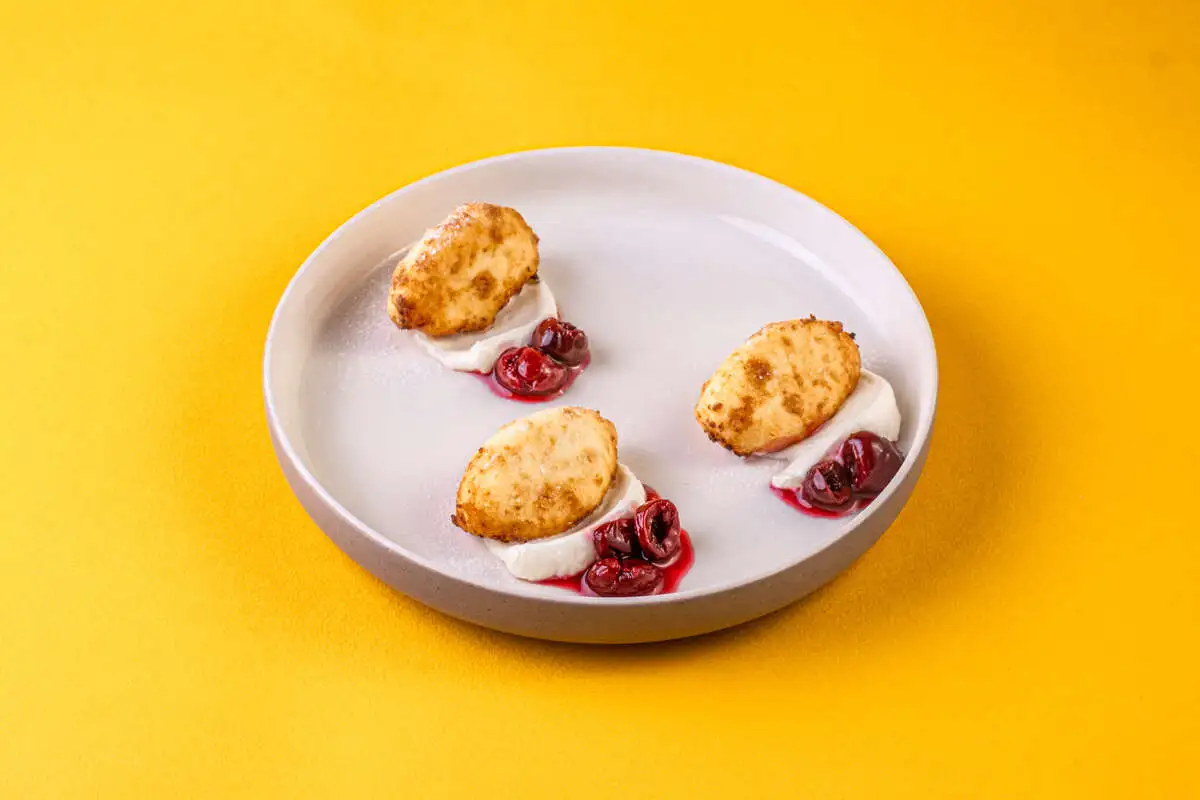 Сырники с крем-чизом и вишневым соусом