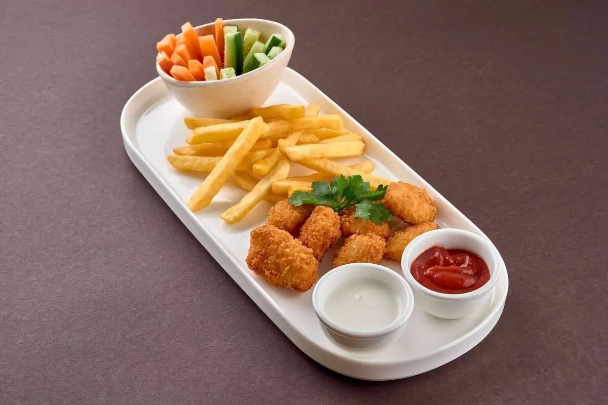 Детская тарелка с куриными нагетсами