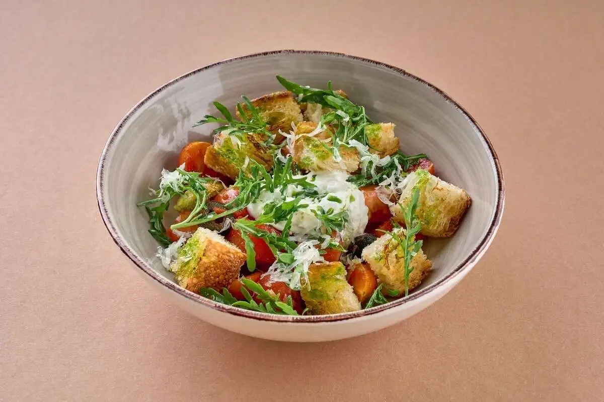 Панцанелла с молодым сыром страчателла