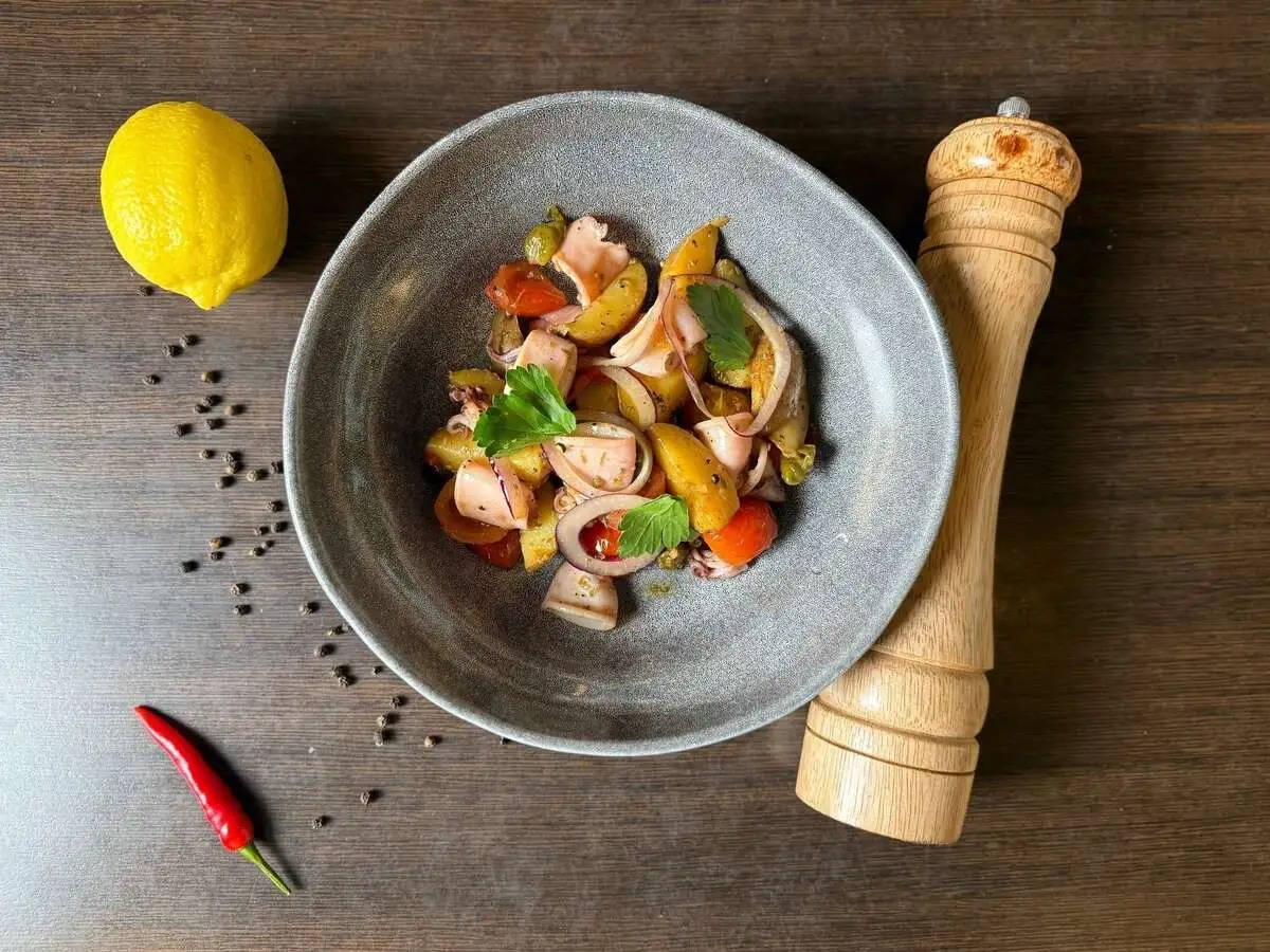 Тёплый салат с мини кальмарами , печёным картофелем и оливками