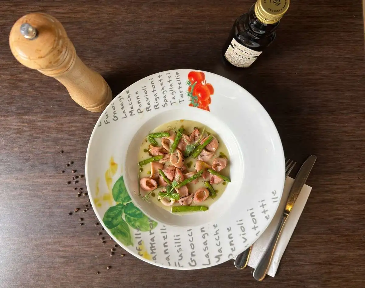 Мини кальмары с картофельным кремом и спаржей 
