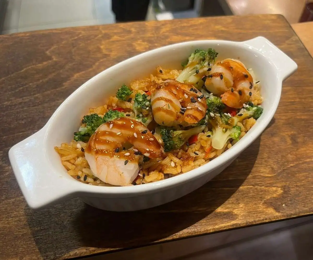 Жареный рис с креветками