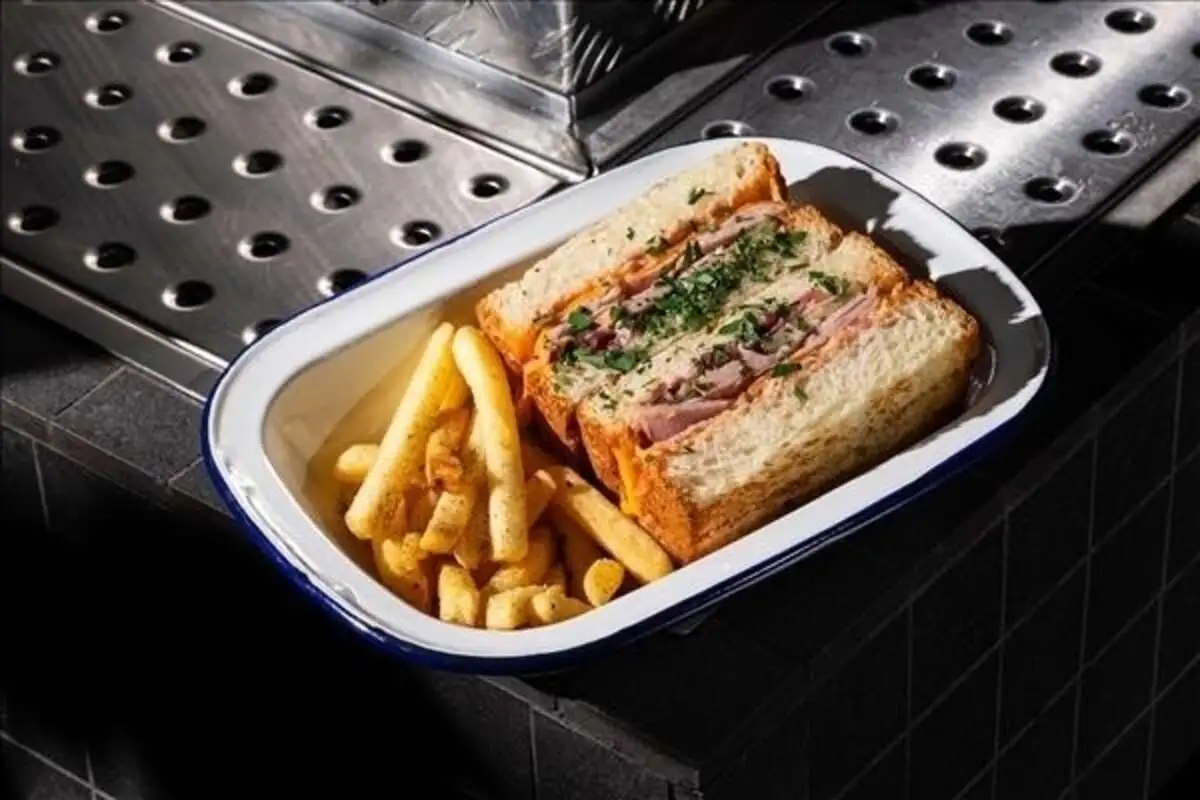 Сэндвич с окороком, картофель фри