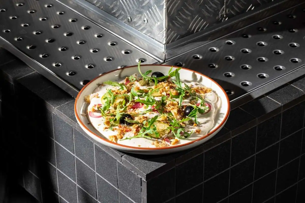 Окорок тонатто, рукола, крутоны