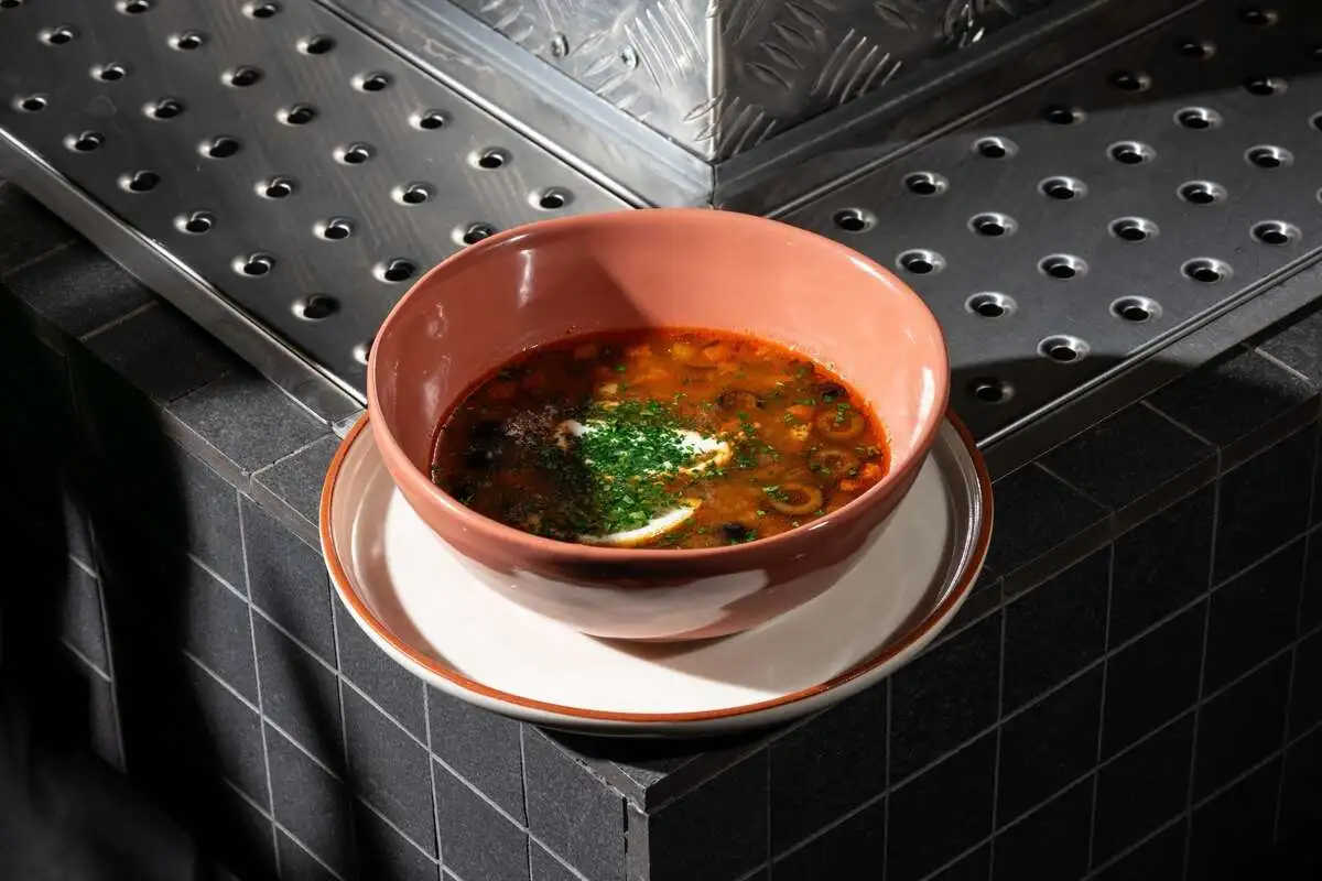 Солянка, копченая сметана