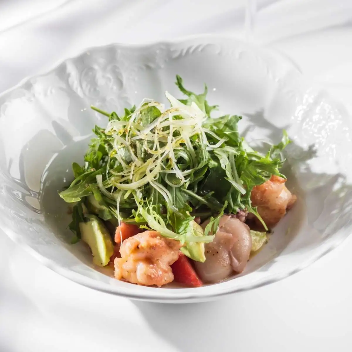 Салат с креветками и каракатицей