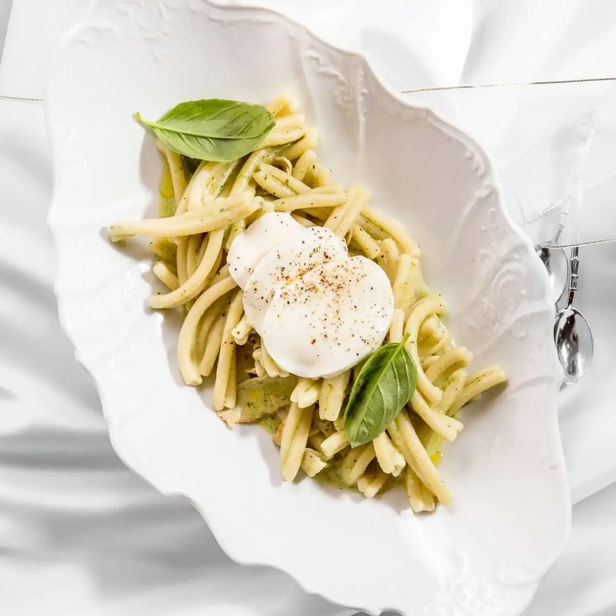 Фузилли с цыплёнком и песто