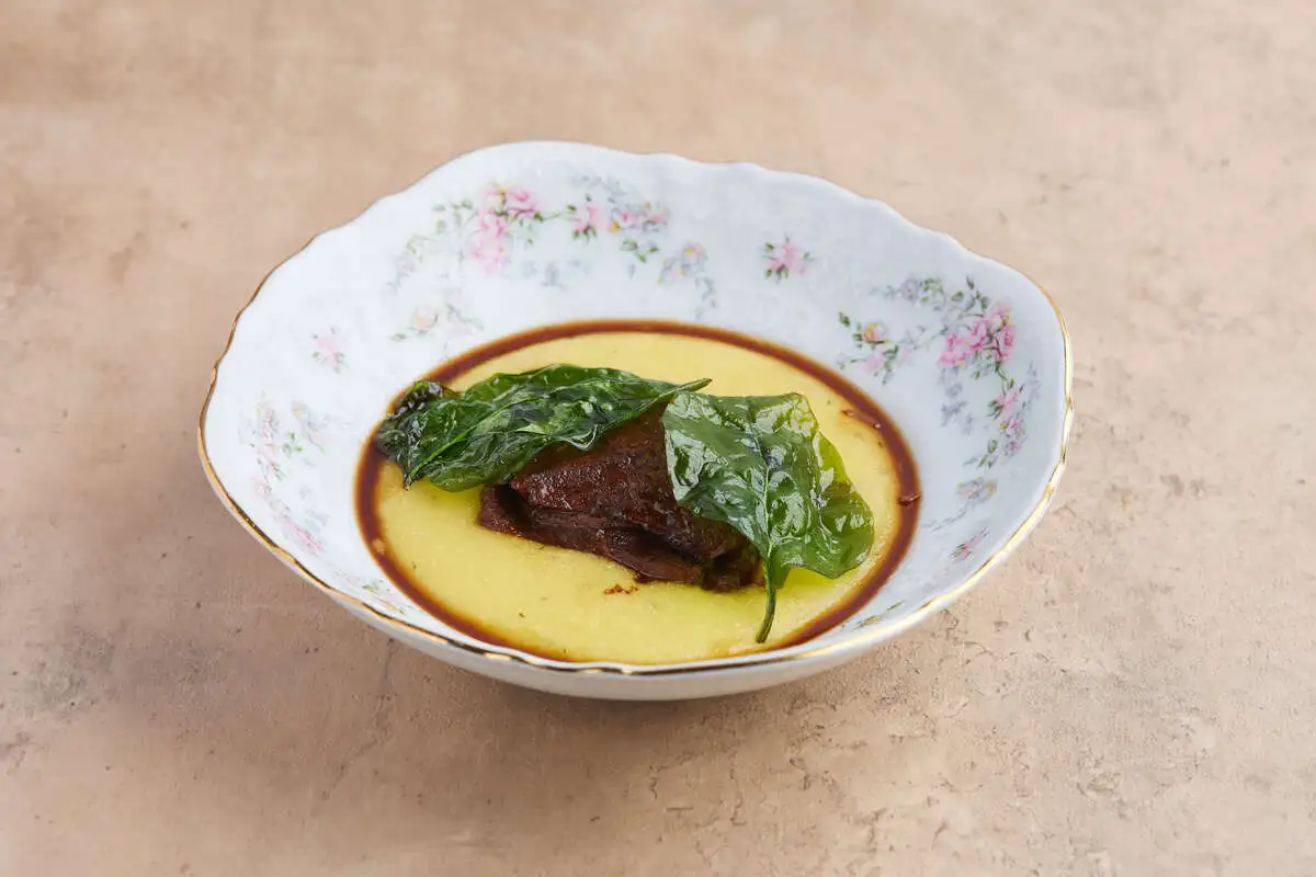 Томленая говяжья щека с полентой 