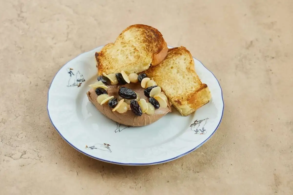 Паштет из куриной печени с маринованным изюмом