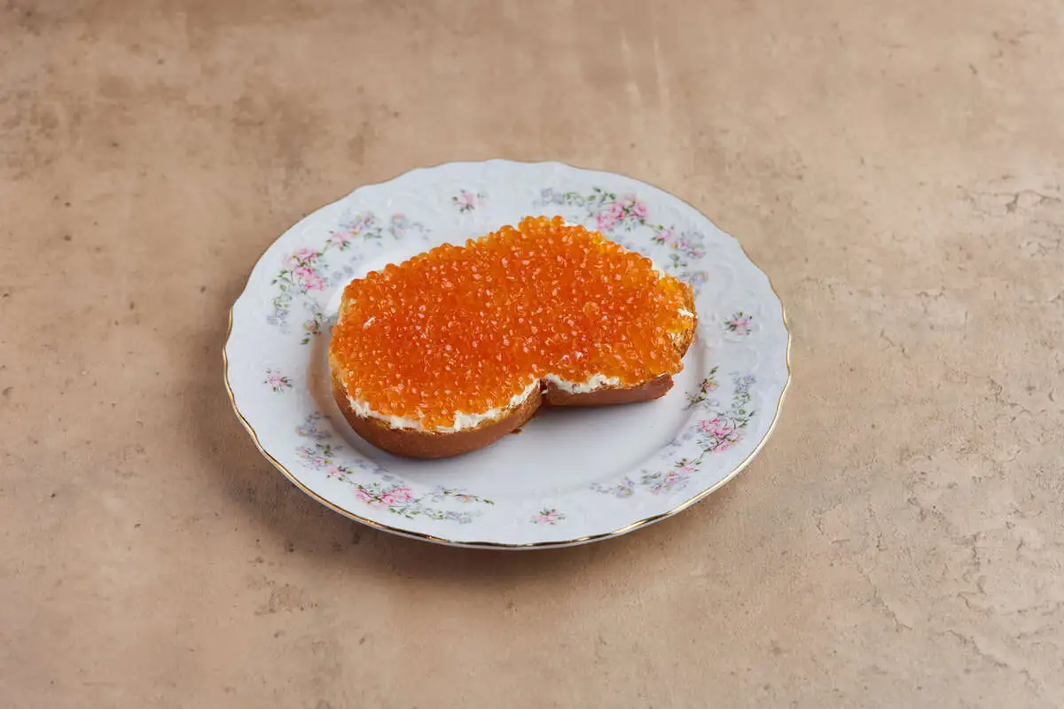 Бриошь с красной икрой и взбитым маслом