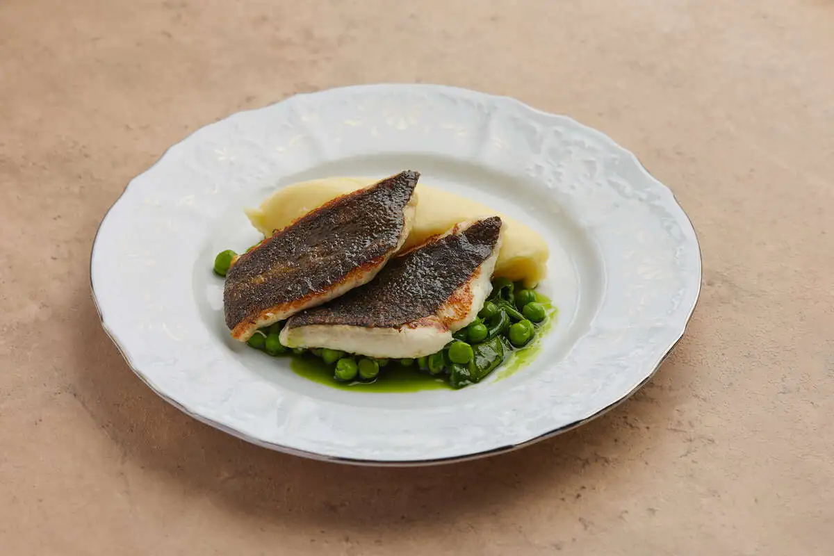 Камбала с копченым пюре и зеленым горошком