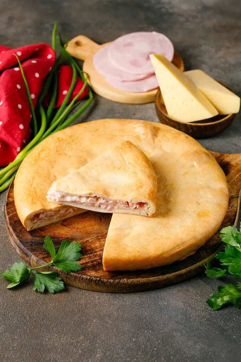 Пирог осетинский с ветчиной и сыром