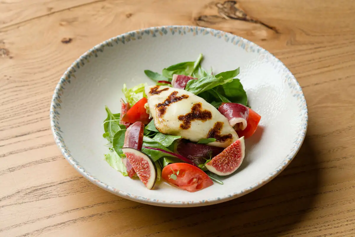 Салат с сыром халуми и вяленной утиной грудкой