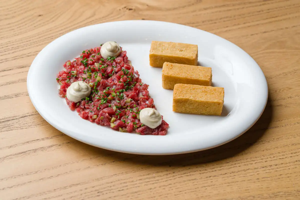 Тар-тар из говядины с грибным айоли и панисом