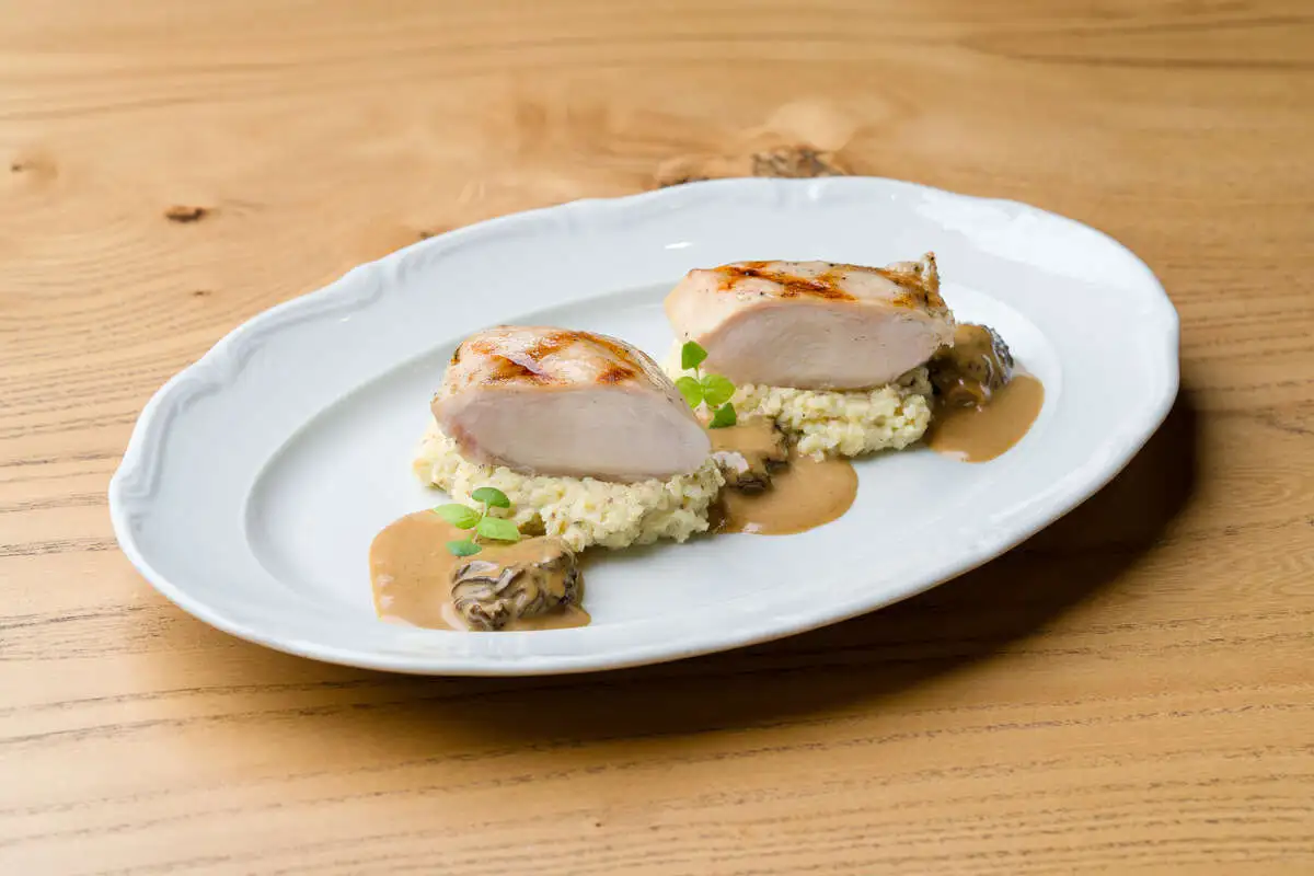 Куриная грудка с пшеном, сморчками и перечным соусом