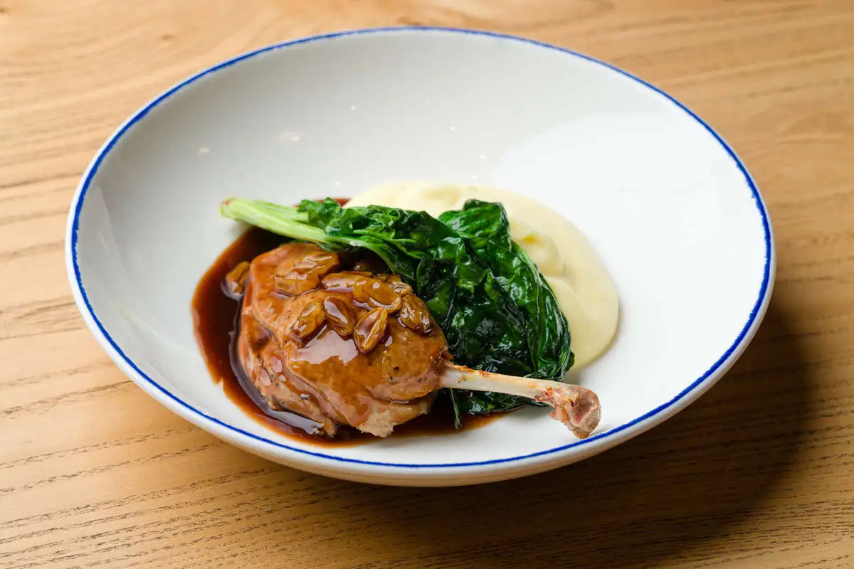 Утиная ножка с пюре,  шпинатом и соусом Порто