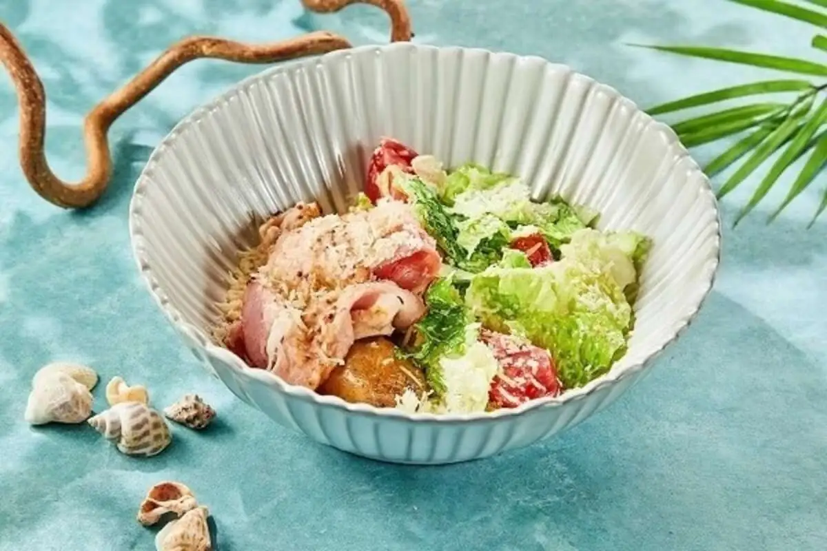 Теплый салат с беконом и курицей