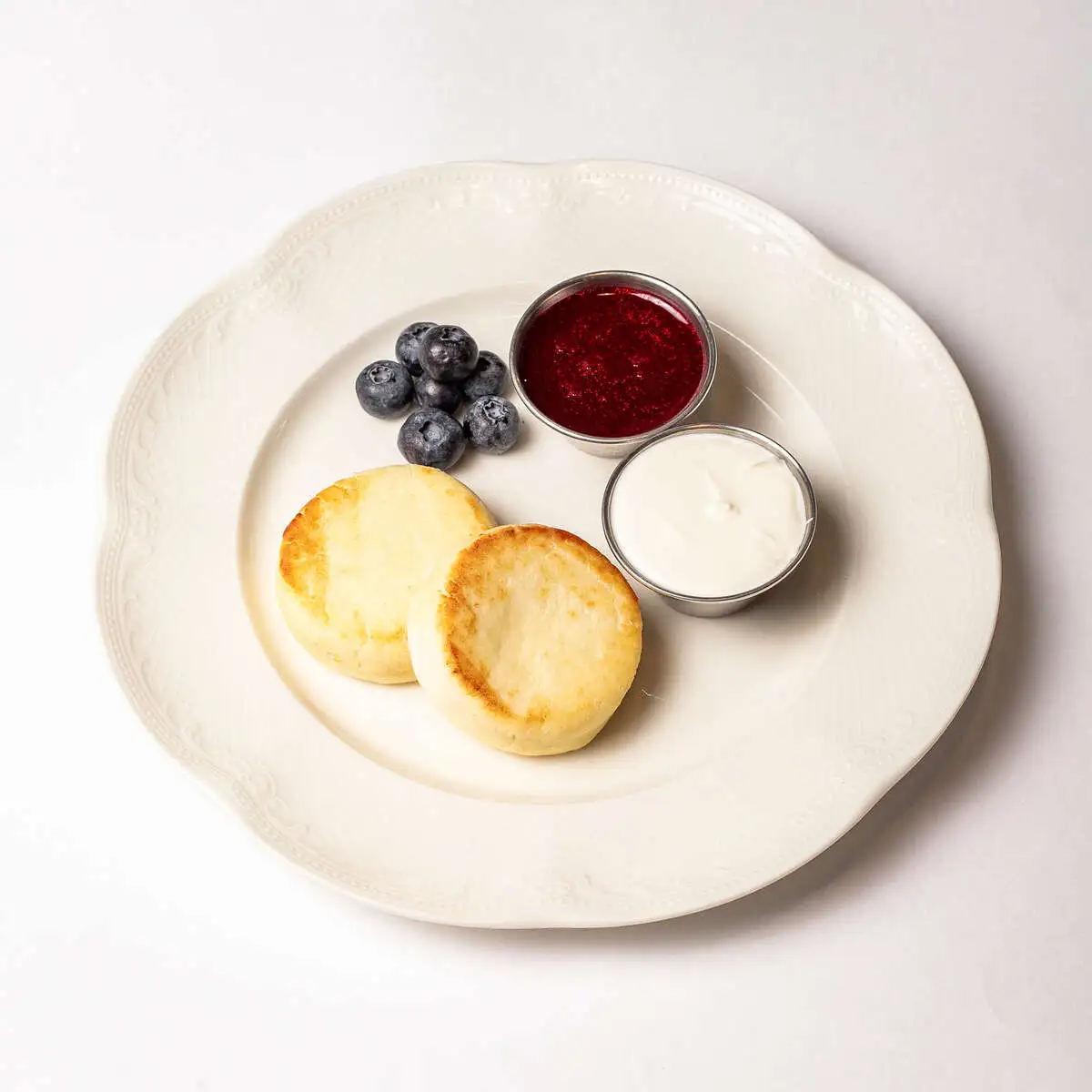 Сырники со сметаной и ягодой