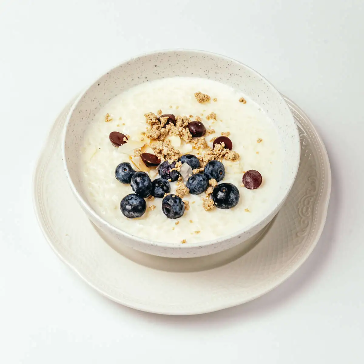 Каша рисовая с ягодой, халвой и шоколадом 