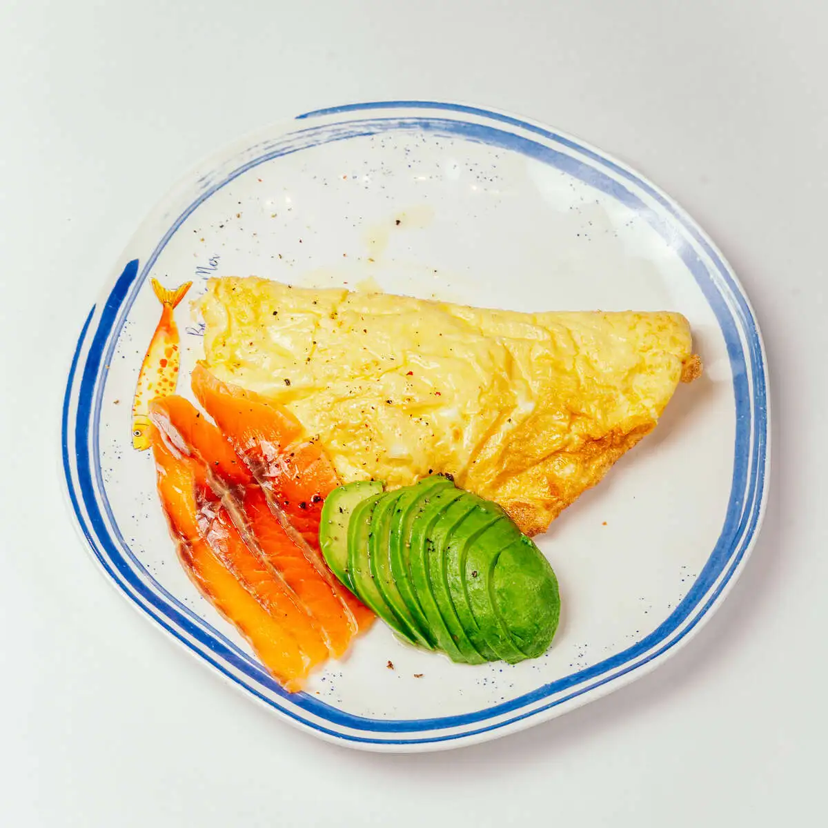 Омлет с лососем и авокадо