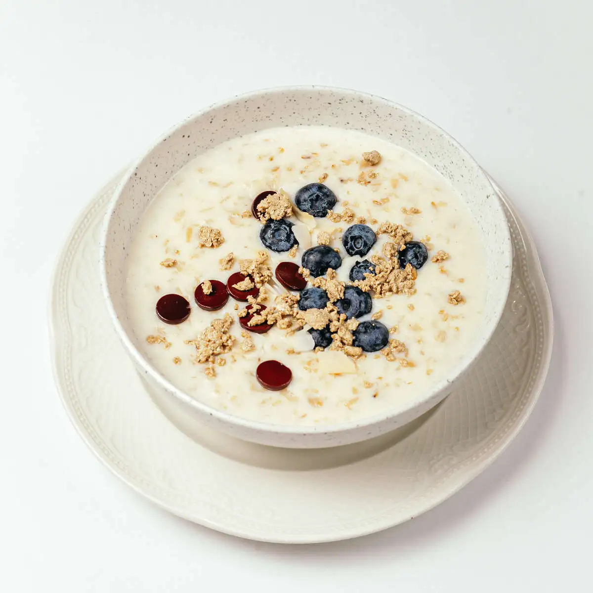 Каша овсяная с ягодой, халвой и шоколадом