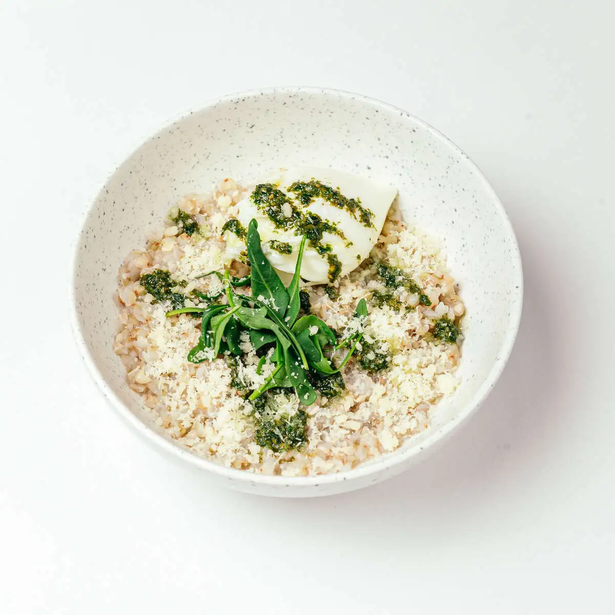 Каша из зелёной гречки с пашотом и пармезаном