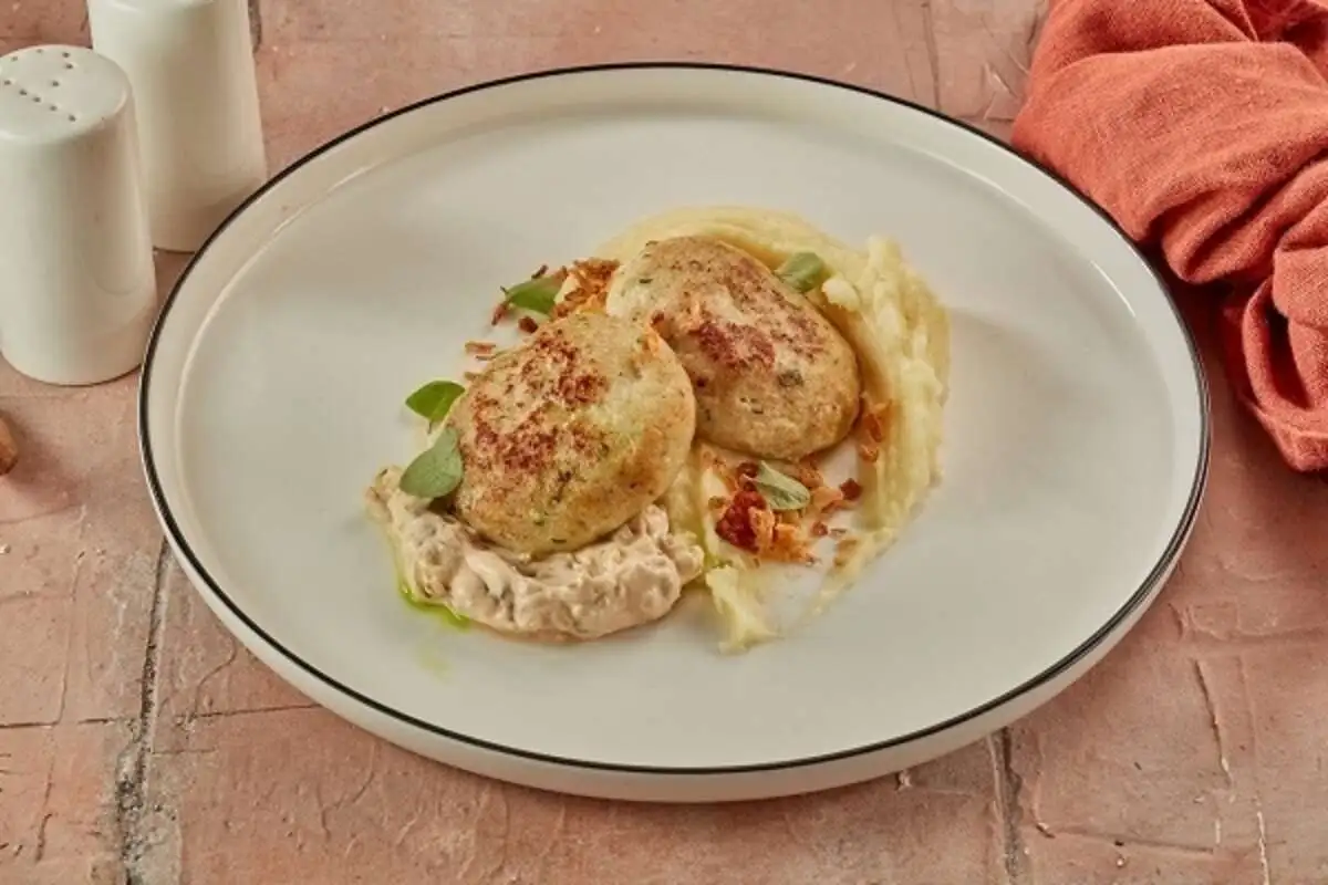 Котлеты из щуки с картофельным пюре и соусом тар-тар