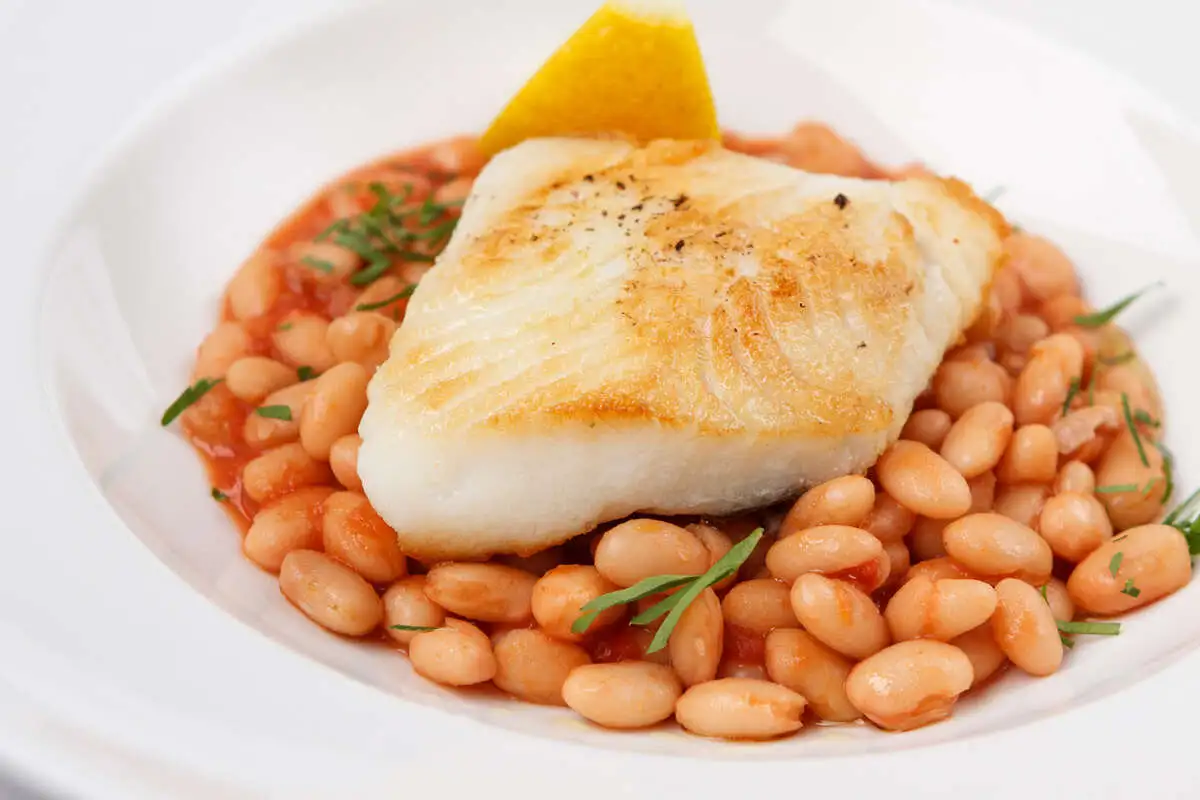 Палтус на фасоли