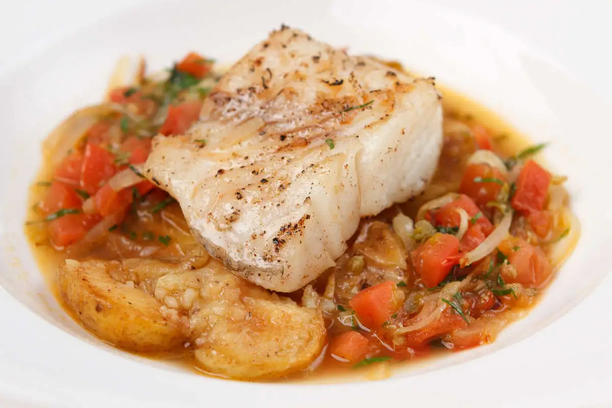 Спинка трески с картофелем, помидорами и каперсами