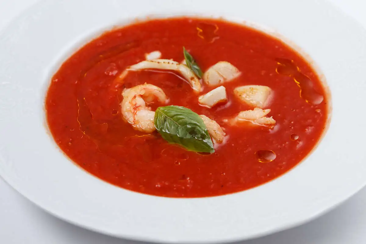 Теплый томатный суп с морепродуктами