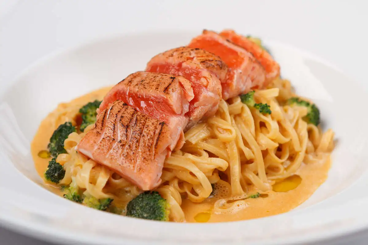 Паста алла китара с лососем и брокколи