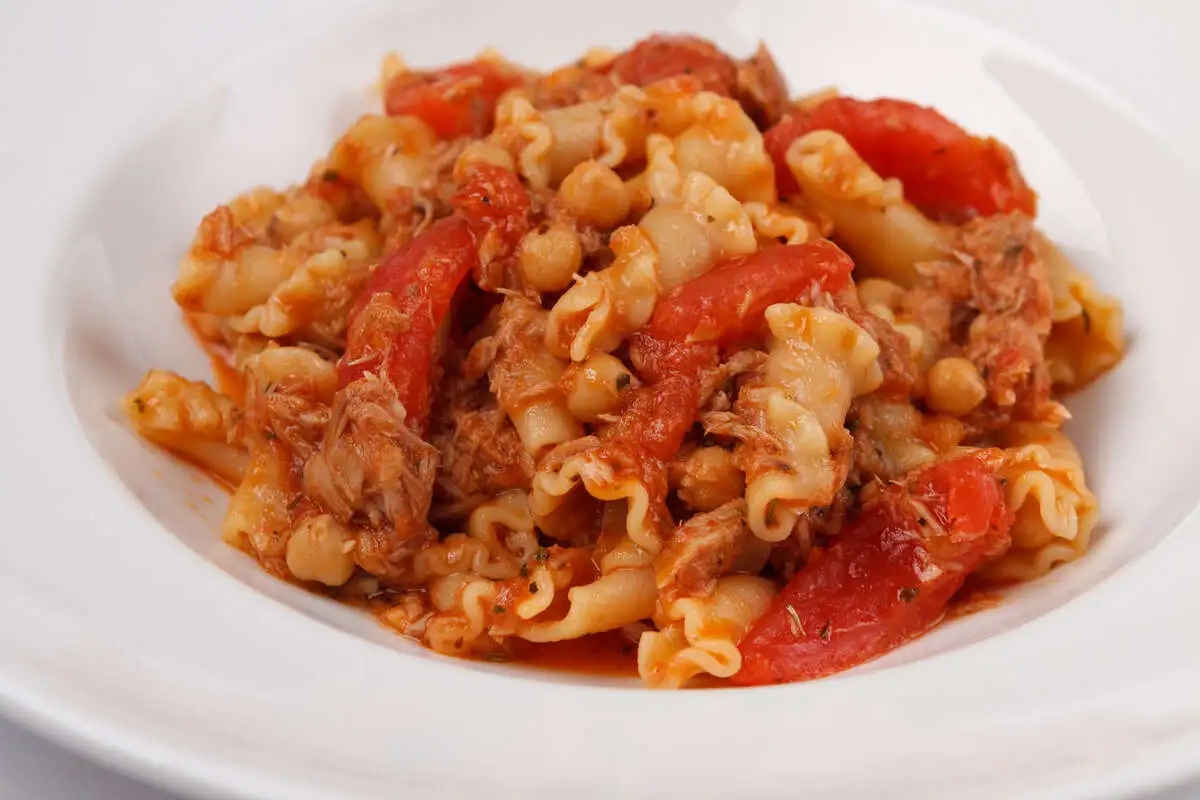 Кампанелле с нутом, томатом и тунцом