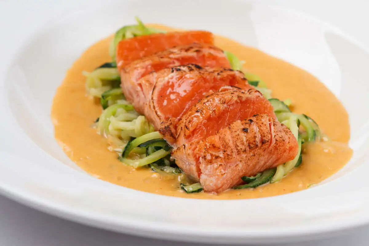 Спагетти из цуккини с лососем и легким сливочным соусом