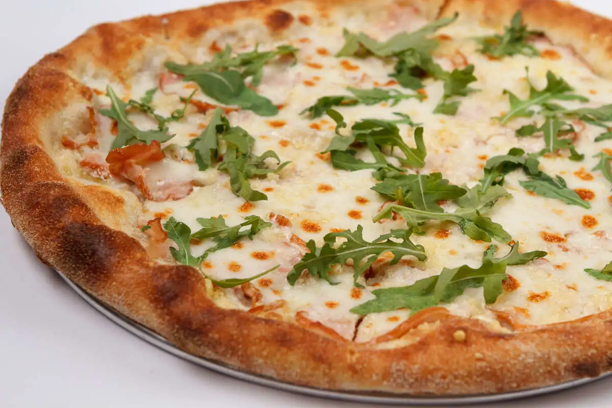 Сливочная пицца с моцареллой и подкопченной куриной грудкой