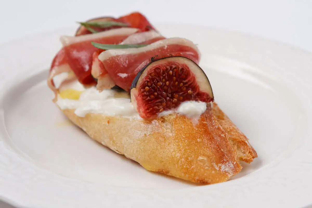 Чикетти с уткой магре, страчателлой, эстрагоном и инжиром